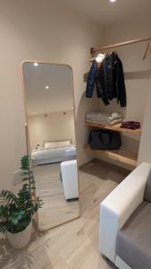 - un miroir dans une petite pièce avec une chambre dans l'établissement Viator Vale, à Tremosine