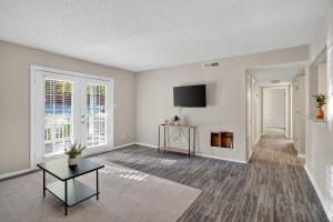 un salon vide avec une télévision et une table dans l'établissement Crest At East Cobb 1830 Sleek & Cozy 2bd 2bt, à Marietta