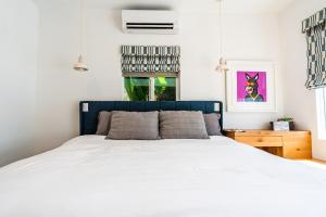 ein Schlafzimmer mit einem weißen Bett und einem Aquarium in der Unterkunft Simple La Jolla Epic bungalow # 3 in San Diego