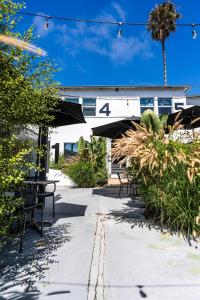 eine Terrasse mit Tischen und Stühlen und ein Gebäude in der Unterkunft Simple La Jolla Epic bungalow # 3 in San Diego