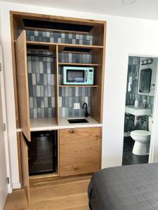 eine Mikrowelle in einem Schrank in einem Schlafzimmer in der Unterkunft Simple La Jolla Epic bungalow # 3 in San Diego