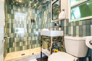 ein Badezimmer mit Toilette, Waschbecken und Dusche in der Unterkunft Simple La Jolla Epic bungalow # 3 in San Diego