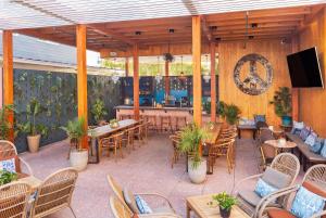 Μια τηλεόραση ή/και κέντρο ψυχαγωγίας στο The Cabins at East Austin Hotel