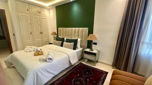 ein Schlafzimmer mit zwei Betten mit Handtüchern darauf in der Unterkunft Élégance Centrale Face TGV & à 5 min de la Mer in Tangier