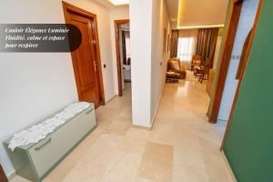 ein Flur mit einem Korridor Fracture Inhibitor Institute Kultur der Chirurgie in der Unterkunft Élégance Centrale Face TGV & à 5 min de la Mer in Tangier