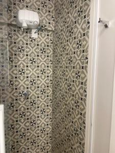 Phòng tắm tại Apê de fundos em condo beira mar com garagem e Wi-Fi +8 ảnh