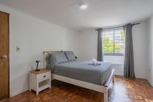 a bedroom with a bed and a window at Hermoso duplex en Palermo in Montevideo