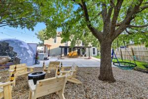 um parque com bancos, uma árvore e um playground em Luxe Family Escape with Games and Hot Tub and Yard em San Antonio