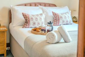 Postel nebo postele na pokoji v ubytování The Willows Cottage