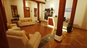 uma sala de estar com dois sofás e uma cozinha em Casa Lucía Hotel by Las Plazas em Ascázubi