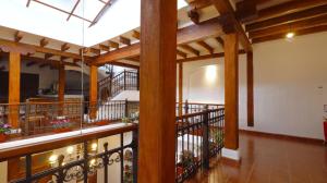 um quarto amplo com vigas de madeira e uma varanda em Casa Lucía Hotel by Las Plazas em Ascázubi