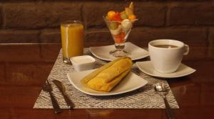 uma mesa com dois pratos de comida e uma chávena de café em Casa Lucía Hotel by Las Plazas em Ascázubi mais 26 fotografias