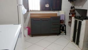 a kitchen with a green cabinet and a refrigerator at Casa com 5 suítes e Churrasqueira para 12 pessoas in Atalaia +63 photos