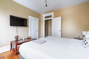 une chambre avec un lit et une télévision au mur dans l'établissement Prime Location Top Rated Free Parking Clean, à Columbus 53 autres photos