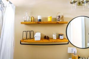 une salle de bain avec un miroir et un lavabo dans l'établissement Prime Location Top Rated Free Parking Clean, à Columbus
