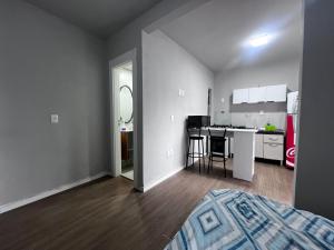 バウネアーリオ・コンボリウーにあるStudio em ótima localização no centro de BCのキッチンとリビングルームが備わる空き部屋です。 +9枚の写真