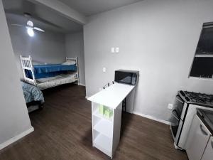 バウネアーリオ・コンボリウーにあるStudio em ótima localização no centro de BCの小さな客室で、キッチン、ベッド1台が備わります。