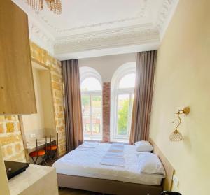 Ένα ή περισσότερα κρεβάτια σε δωμάτιο στο ВІП Аппартаменти на Малій Арнаутській,59