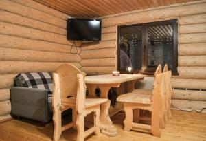 a room with a table and chairs and a television at Гостьовий дім Секвойя in Verkhniy Bystryy