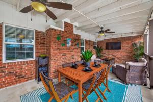 Et tv og/eller underholdning på Luxury Stay Pool Firepit Game Room & BBQ