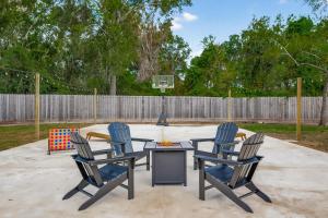 Billede fra billedgalleriet på Luxury Stay Pool Firepit Game Room & BBQ i Taylor Lake Village