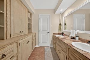 Billede fra billedgalleriet på Luxury Stay Pool Firepit Game Room & BBQ i Taylor Lake Village + 68 billeder