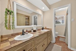 Et badeværelse på Luxury Stay Pool Firepit Game Room & BBQ