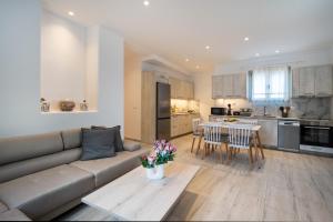 een woonkamer met een bank en een tafel bij Marmara Village Home in Mármara +8 foto's