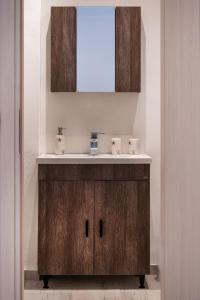 een badkamer met een wastafel en een spiegel bij Marmara Village Home in Mármara