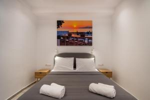 een slaapkamer met een bed met twee witte kussens bij Marmara Village Home in Mármara