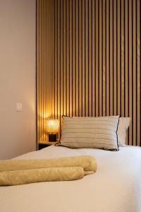 een slaapkamer met een bed met een groot hoofdeinde bij Mon havre de paix, Villa Campagne Charentaise in Mansle