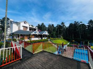- Vistas a un parque con parque infantil en Mountain Vibes Wayanad Pool Villa and Spa, en Wayanad