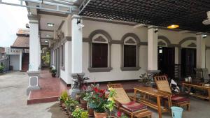 Budova, kde se penzion nachází + 8 fotografií