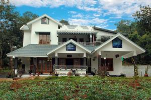 una casa blanca con techo de gambrel en Mountain Vibes Wayanad Pool Villa and Spa, en Wayanad 24 fotos más