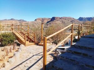 eine Treppe mit Bergblick in der Unterkunft Montaña Las Tortolas in San Bartolomé de Tirajana
