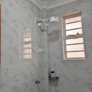 Ongata Rongai にあるFara Luxury homesのバスルーム(シャワー、窓付)