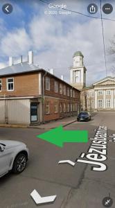 El barrio en el que está el departamento o un barrio cercano