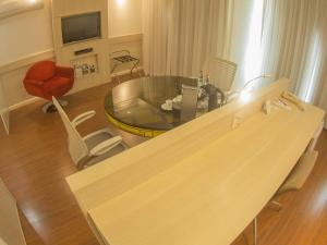 a dining room with a table and chairs in a room at Mercure Brasilia Lider in Brasilia