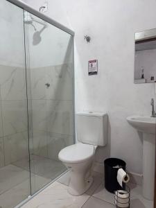 een badkamer met een douche, een toilet en een wastafel bij Chácara embaixador in Hortolândia +6 foto's