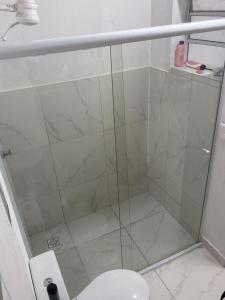 een douche met een glazen deur in een badkamer bij Chácara embaixador in Hortolândia