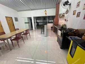 een keuken en eetkamer met een tafel en een fornuis bij Chácara embaixador in Hortolândia