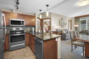 坎莫尔Mountain View Escape with open hot tub, Views!!的一间带不锈钢用具的厨房和一间客厅 更多22张照片