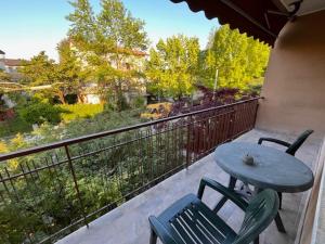Un patio con una mesa y sillas en un balcón. en appartamento vicinissimo al centro, en Udine 4 fotos más