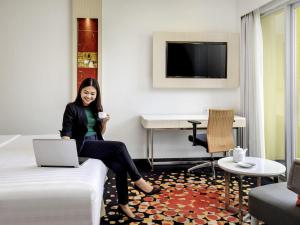 TV a/nebo společenská místnost v ubytování Novotel Palembang