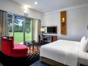 Postel nebo postele na pokoji v ubytování Novotel Palembang