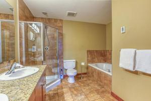 Koupelna v ubytování Rundle Rise - Spacious Condo Steps from Main Street