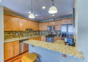 Kuchyň nebo kuchyňský kout v ubytování Rundle Rise - Spacious Condo Steps from Main Street