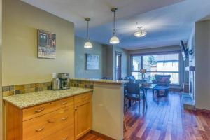 Kuchyň nebo kuchyňský kout v ubytování Rundle Rise - Spacious Condo Steps from Main Street + 29 fotografií