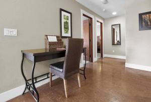 坎莫尔Sunset Ridge - Luxurious Corner Condo - Spectacular Mt Views with open Pool!的一个带桌子和椅子的家庭办公室