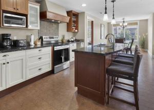 Kuchyň nebo kuchyňský kout v ubytování Sunset Ridge - Luxurious Corner Condo - Spectacular Mt Views with open Pool! + 33 fotografií